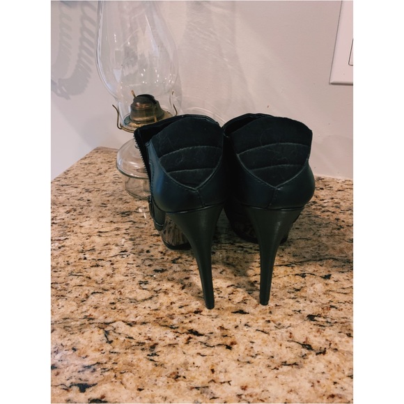 Selling Fergie heels - Picture 2 of 6